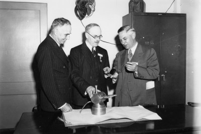 Henry Thomas Tizard (center), British physicist and head of the Tizard Mission, visits with MIT researchers. The 1940 Tizard Mission introduced to the U.S. the newly invented resonant-cavity magnetron and other British radar developments, and helped establish MIT as a major federally funded research university.  Photo courtesy of the MIT Museum.